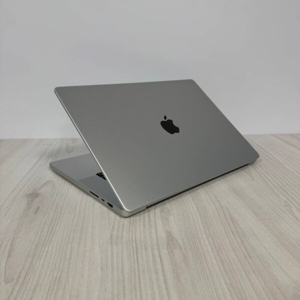 Ультрабук Б-клас Apple MacBook Pro 16 A3403 (2024) / 16.2" (3456x2234) IPS / Apple M4 Pro (14 ядер по 2.6 - 4.5 GHz) / 24 GB DDR5 / 500 GB SSD / Apple M4 Pro Graphics / WebCam / MacOS - Зображення 6