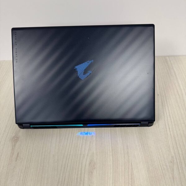 Ігровий ноутбук Б-клас Gigabyte Aorus Master 16 BZH / 16" (2560x1600) IPS / Intel Core Ultra 9 275HX (24 ядра по 2.1 - 5.4 GHz) / 32 GB DDR5 / 2000 GB SSD NVMe / nVidia GeForce RTX 5090, 24 GB GDDR7, 256-bit / WebCam - Зображення 3