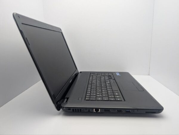 Ноутбук Medion Akoya E7216 / 17.3" (1600x900) TN / Intel Core i3-380M (2 (4) ядра по 2.53 GHz) / 6 GB DDR3 / 320 GB HDD / Intel HD Graphics / WebCam / АКБ не тримає - Зображення 4