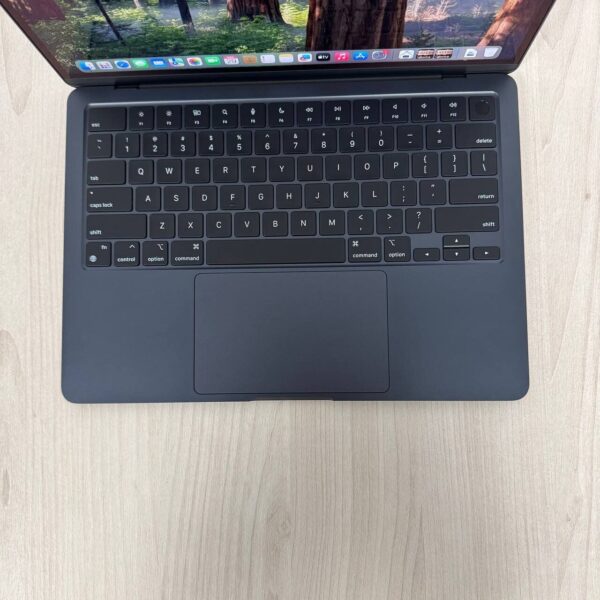 Ультрабук Apple MacBook Air 13 M3 A3113 (2024) / 13.3" (2560x1664) IPS / Apple M3 (8 ядер по 2.7 - 4.1 GHz) / 16 GB DDR5 / 250 GB SSD / Apple M3 Graphics / WebCam / MacOS - Зображення 7