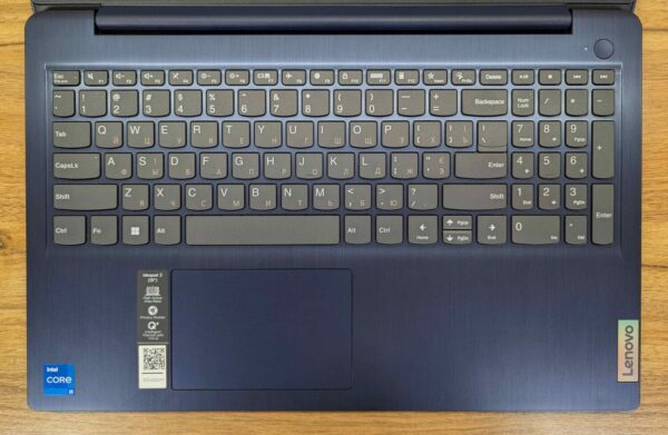 Ультрабук Lenovo IdeaPad 3 15ITL6 / 15.6" (1920x1080) IPS Touch / Intel Core i5-1155G7 (4 (8) ядра по 2.5 - 4.5 GHz) / 16 GB DDR4 / 512 GB SSD / Intel Iris Xe Graphics / WebCam / Windows 10 - Зображення 3