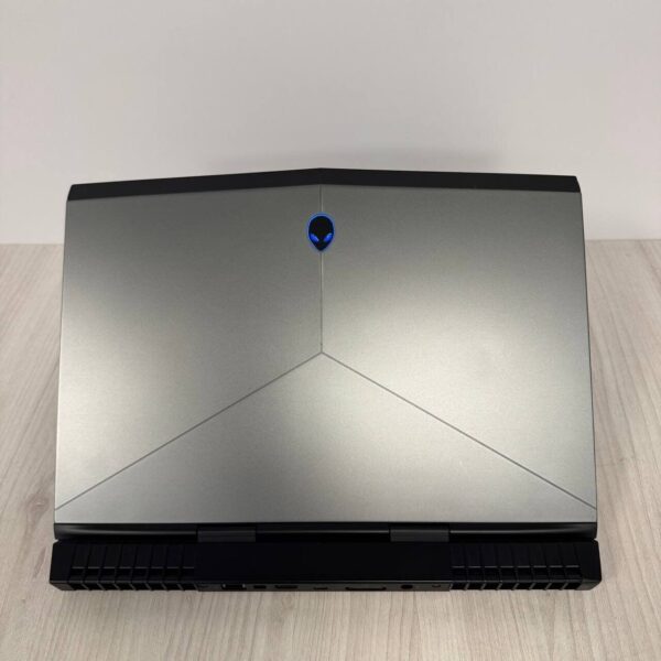 Ігровий ноутбук Б-клас Dell Alienware 15 R3 / 15.6" (1920x1080) IPS / Intel Core i7-7700HQ (4 (8) ядра по 2.8 - 3.8 GHz) / 16 GB DDR4 / 128 GB SSD M.2 + 1000 GB HDD / nVidia GeForce GTX 1060, 6 GB GDDR5, 192-bit / WebCam - Зображення 3