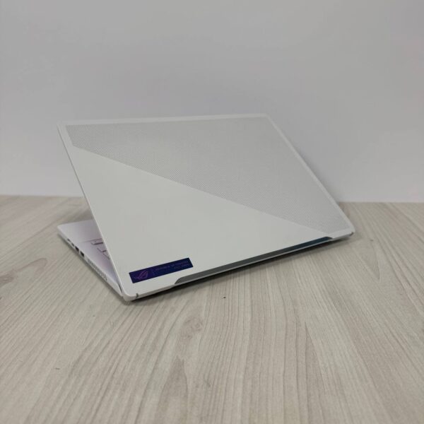 Ігровий ультрабук Б-клас Asus ROG Zephyrus G14 GA402RK / 14" (2560x1600) IPS / AMD Ryzen 9 6900HS (8 (16) ядер по 3.3 - 4.9 GHz) / 16 GB DDR5 / 1000 GB SSD NVMe / AMD Radeon RX 6800S, 8 GB GDDR6, 128-bit / WebCam - Зображення 6