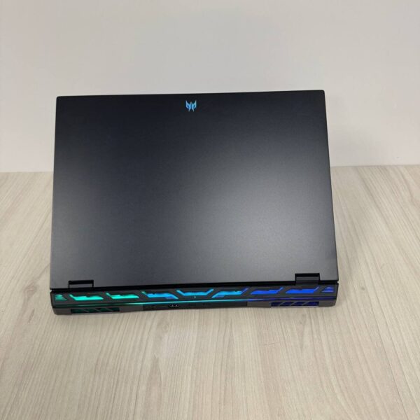 Ігровий ноутбук Acer Predator Helios 18 PH18-71 / 18" (1920x1200) IPS / Intel Core i7-13700HX (16 (24) ядер по 3.7 - 5.0 GHz) / 16 GB DDR5 / 1000 GB SSD NVMe / nVidia GeForce RTX 4060, 8 GB GDDR6, 128-bit / WebCam - Зображення 3