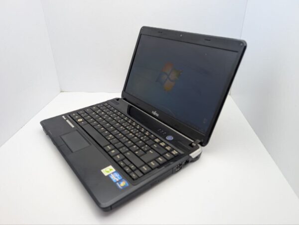 Ноутбук Fujitsu LifeBook LH531 / 14" (1366x768) TN / Intel Core i5-2430M (2 (4) ядра по 2.4 - 3.0 GHz) / 6 GB DDR3 / 500 GB HDD / Intel HD Graphics 3000 / WebCam / DVD-ROM - Зображення 6