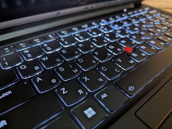 Ультрабук Б-клас Lenovo ThinkPad X1 Carbon Gen11 / 14" (1920x1080) IPS / Intel Core i7-1365U (10 (12) ядер по 1.3 - 5.2 GHz) / 32 GB DDR5 / 1000 GB SSD / Intel Iris Xe Graphics / WebCam / Windows 11 - Зображення 6