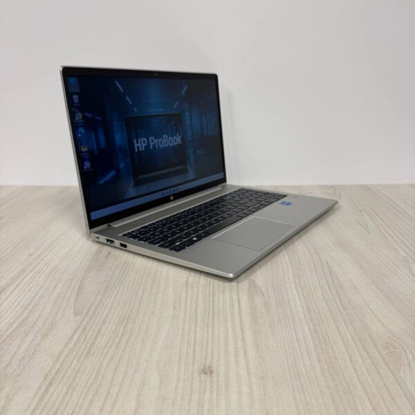 Ультрабук Б-клас HP ProBook 450 G8 / 15.6" (1920x1080) IPS / Intel Core i5-1135G7 (4 (8) ядра по 2.4 - 4.2 GHz) / 8 GB DDR4 / 256 GB SSD NVMe / Intel Iris Xe Graphics / WebCam - Зображення 4