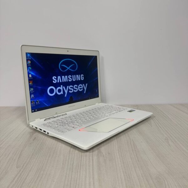 Ігровий ноутбук Samsung Odyssey NP800G5H-X02US White / 15.6" (1920x1080) IPS / Intel Core i7-7700HQ (4 (8) ядра по 2.8 - 3.8 GHz) / 8 GB DDR4 / 256 GB SSD NVMe / nVidia GeForce GTX 1050, 4 GB GDDR5, 128-bit / WebCam - Зображення 4
