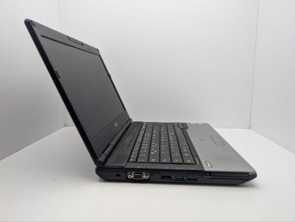 Ноутбук Fujitsu LifeBook S752 / 14" (1366x768) TN / Intel Core i5-3320M (2 (4) ядра по 2.6 - 3.3 GHz) / 6 GB DDR3 / 500 GB HDD / Intel HD Graphics 4400 - Зображення 4