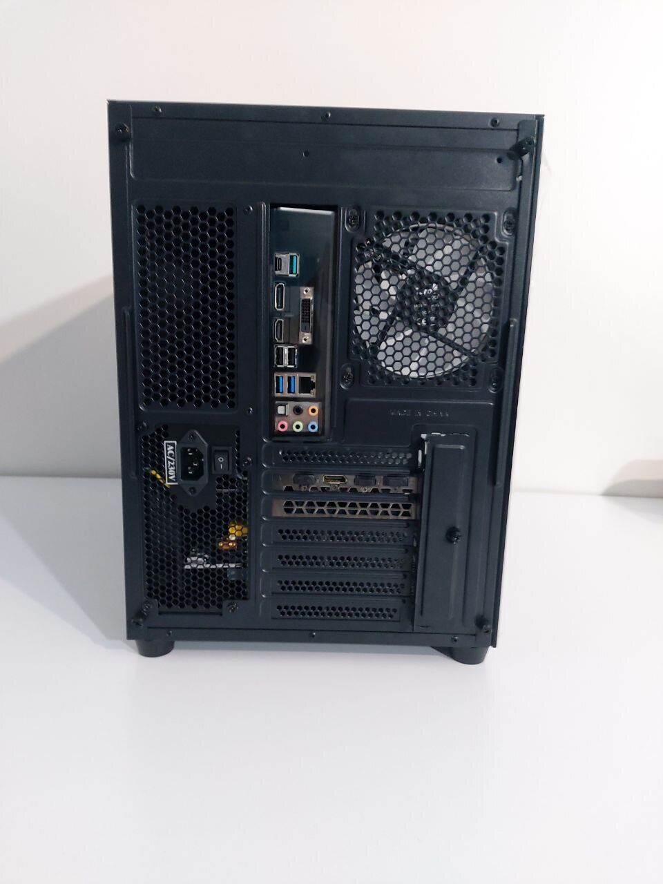 Ігровий ПК AeroCool P500-G-BK-v1 Tower / Intel Core i7-9700KF (8 ядер по 3.6 - 4.9 GHz) / 16 GB DDR4 / 512 GB SSD M.2 / nVidia GeForce GTX 1080 Ti, 11 GB GDDR5X, 352-bit / 500W + Кабелі (живлення та DVI), перехідник DisplayPort - Зображення 8