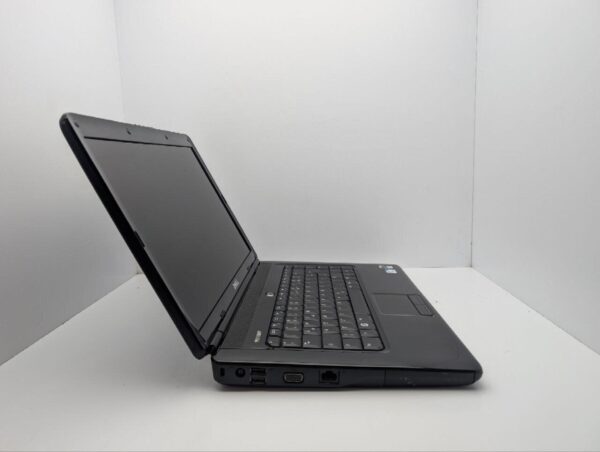 Ноутбук Dell Inspiron 1545 / 15.6" (1366x768) TN / Intel Pentium T4300 (2 ядра по 2.1 GHz) / 4 GB DDR2 / 250 GB HDD / Intel GMA 4500M Graphics / WebCam / DVD-ROM / АКБ не трммає - Зображення 4