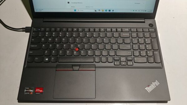Ультрабук Б-клас Lenovo ThinkPad E15 Gen 3 / 15.6" (1920x1080) IPS / AMD Ryzen 7 5700U (8 (16) ядер по 1.8 - 4.3 GHz) / 16 GB DDR4 / 512 GB SSD / AMD Radeon Graphics / WebCam / Windows 11 - Зображення 4