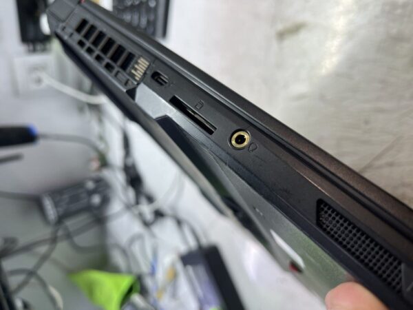 Ігровий ноутбук Б-клас MSI Raider GE78HX 13VG-020US / 17" (2560x1600) IPS / Intel Core i9-13950HX (24 (32) ядра по 2.2 - 5.5 GHz) / 32 GB DDR5 / 960 GB SSD / nVidia GeForce RTX 4070, 8 GB GDDR6, 128-bit / WebCam - Зображення 3