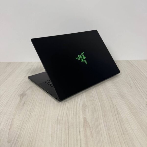 Ігровий ультрабук Razer Blade 14 RZ09-0427 / 14" (2560x1440) IPS / AMD Ryzen 9 6900HX (8 (16) ядер по 3.3 - 4.9 GHz) / 16 GB DDR5 / 1000 GB SSD NVMe / nVidia GeForce RTX 3070 Ti, 8 GB GDDR6, 256-bit / WebCam - Зображення 6