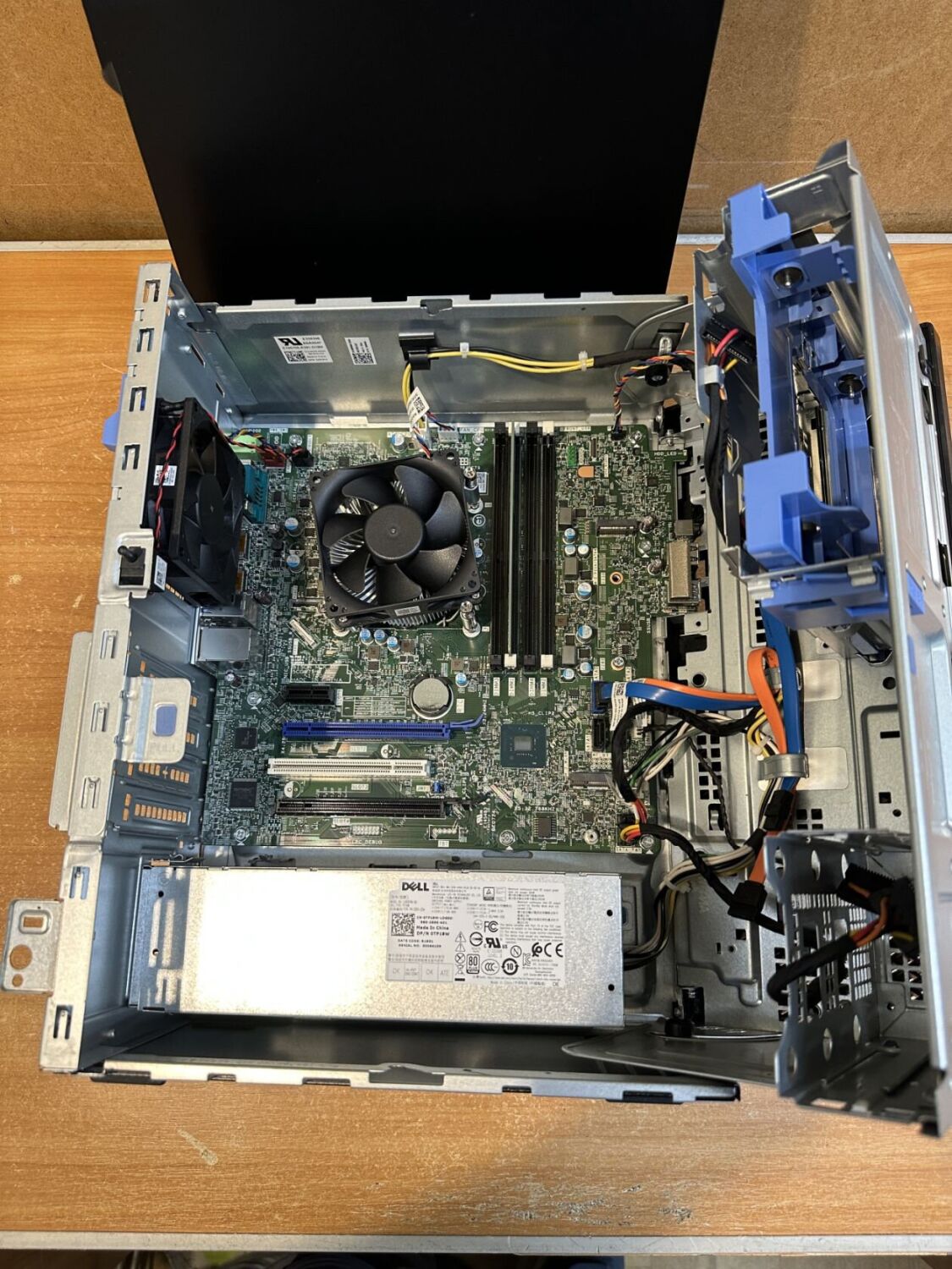 Комп'ютер Б-клас Dell OptiPlex 7070 Tower / Intel Core i5-9500 (6 ядер по 3.0 - 4.4 GHz) / 8 GB DDR4 / no HDD / Intel UHD Graphics 630 / 260W / DisplayPort - Зображення 6