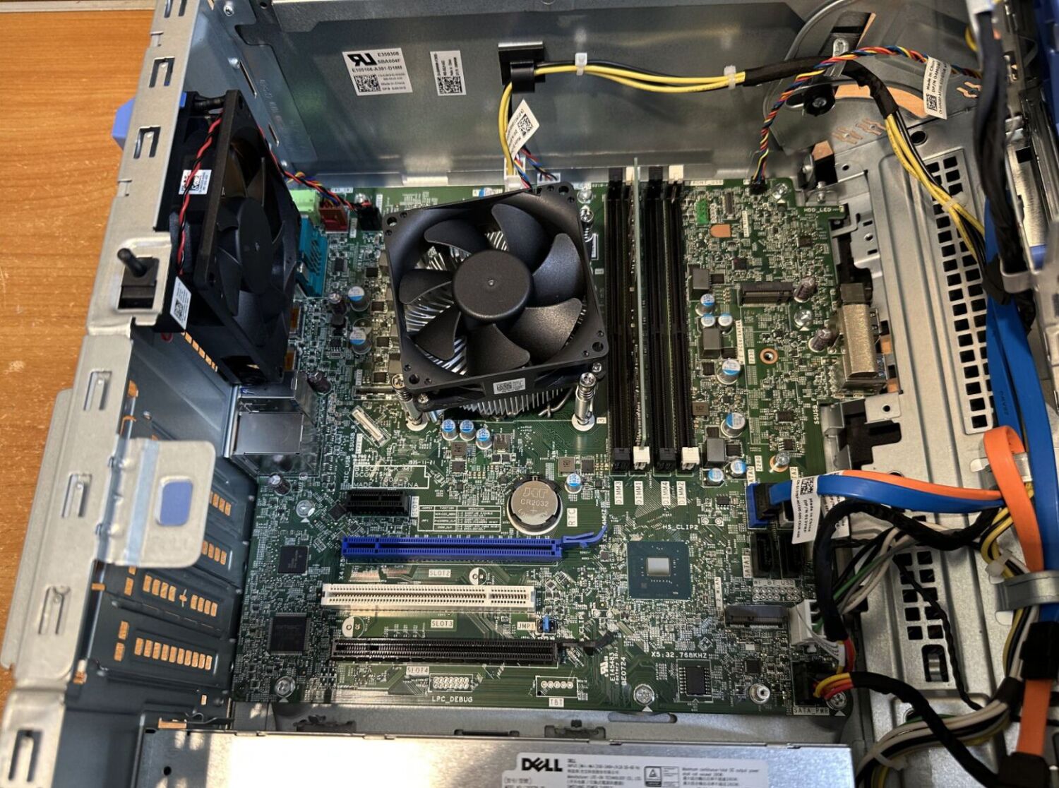 Комп'ютер Б-клас Dell OptiPlex 7070 Tower / Intel Core i5-9500 (6 ядер по 3.0 - 4.4 GHz) / 8 GB DDR4 / no HDD / Intel UHD Graphics 630 / 260W / DisplayPort - Зображення 7