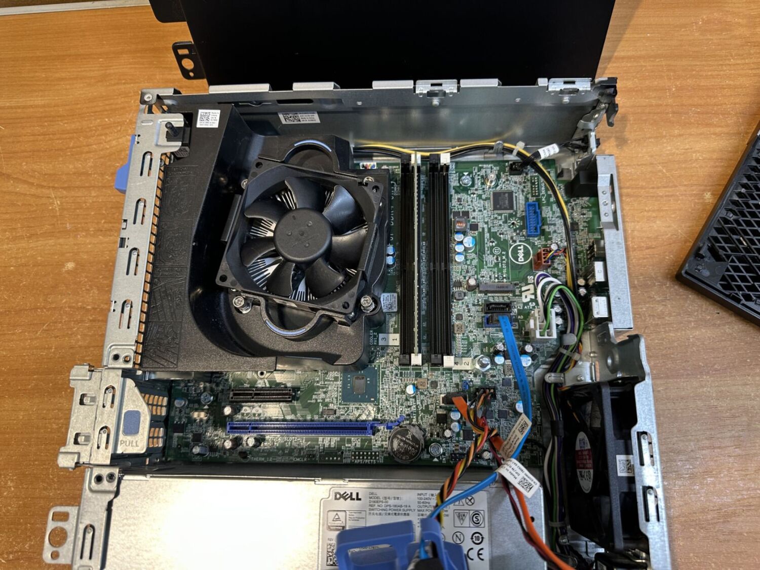 Комп'ютер Dell OptiPlex 7040 SFF / Intel Core i5-6500 (4 ядра по 3.2 -3.6 GHz) / 8 GB DDR4 / 120 GB SSD / Intel HD Graphics 530 / 180W / DVD-RW / DisplayPort / HDMI - Зображення 3