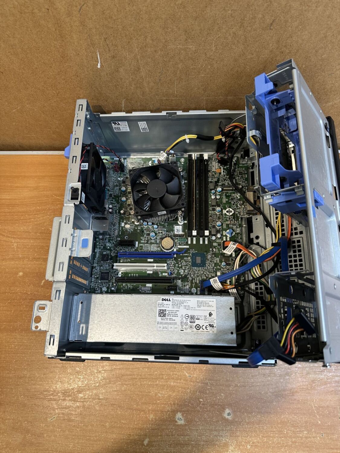 Комп'ютер Dell OptiPlex 7050 Tower / Intel Core i5-7500 (4 ядра по 3.4 - 3.8 GHz) / 8 GB DDR4 / 240 GB SSD / Intel HD Graphics 630 / 240W / HDMI / DisplayPort - Зображення 7