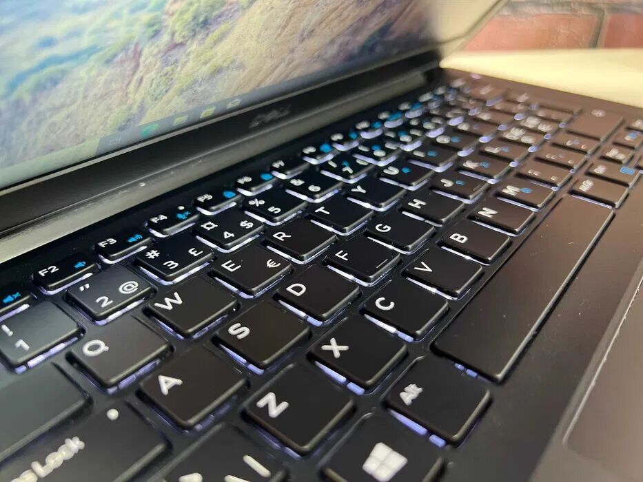 Нетбук Dell Latitude 7290 / 12.5" (1366x768) TN / Intel Core i5-7300U (2 (4) ядра по 2.6 - 3.5 GHz) / 8 GB DDR4 / 256 GB SSD / Intel UHD Graphics 620 / WebCam / Win 10 Pro - Зображення 9