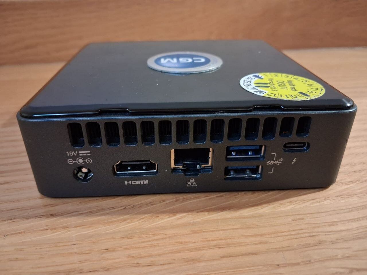 Неттоп Б-клас Intel NUC NUC8BEK USFF / Intel Core i5-8259U (4 (8) ядра по 2.3 - 3.8 GHz) / 8 GB DDR4 / 256 GB SSD M.2 / Intel Iris Plus Graphics 655 / USB 3.1 / HDMI / Wi-Fi + Блок живлення - Зображення 3