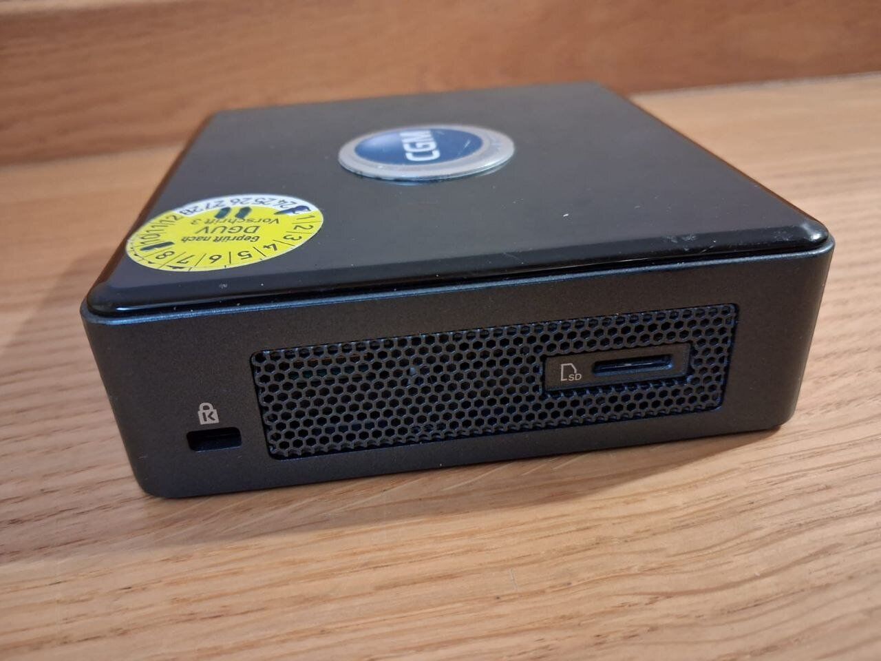 Неттоп Б-клас Intel NUC NUC8BEK USFF / Intel Core i5-8259U (4 (8) ядра по 2.3 - 3.8 GHz) / 8 GB DDR4 / 256 GB SSD M.2 / Intel Iris Plus Graphics 655 / USB 3.1 / HDMI / Wi-Fi + Блок живлення - Зображення 4