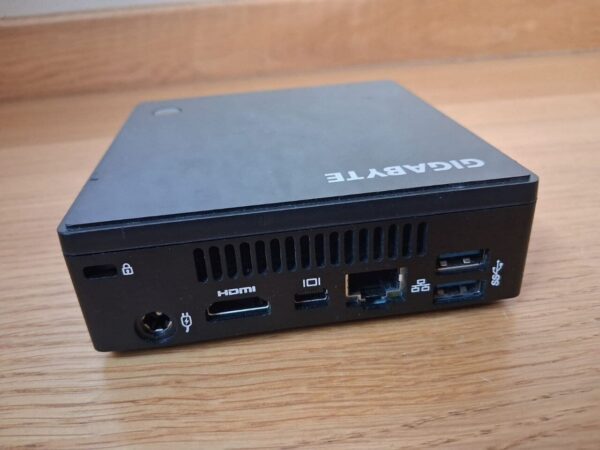 Неттоп Gigabyte Brix (GB-BXi5-5200) USFF / Intel Core i5-5200U (2 (4) ядра по 2.2 - 2.7 GHz) / 8 GB DDR3 / 120 GB SSD / Intel HD Graphics 5500 / HDMI / miniDP / Wi-Fi / Блок живлення в комплекті - Зображення 3