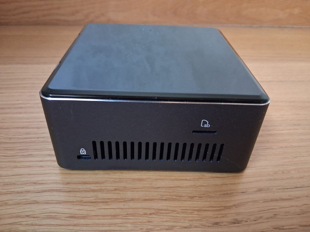 Неттоп Intel NUC NUC7i3BNH USFF / Intel Core i3-7100U (2 (4) ядра по 2.4 GHz) / 8 GB DDR4 / 250 GB SSD / Intel HD Graphics 620 / HDMI / Wi-Fi + Блок живлення - Зображення 4