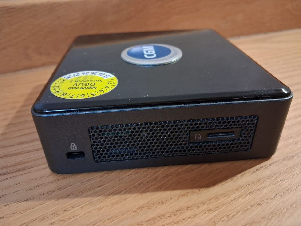 Неттоп Intel NUC NUC8BEK USFF / Intel Core i5-8259U (4 (8) ядра по 2.3 - 3.8 GHz) / 16 GB DDR4 / 256 GB SSD M.2 / Intel Iris Plus Graphics 655 / USB 3.1 / HDMI / Wi-Fi + Блок живлення - Зображення 4
