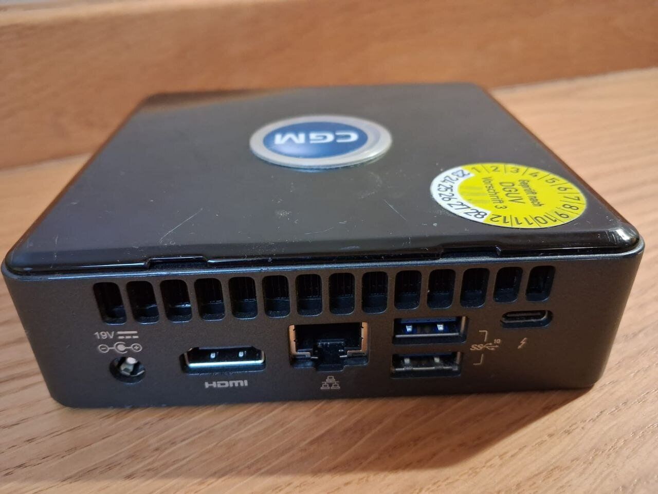 Неттоп Intel NUC NUC8BEK USFF / Intel Core i5-8259U (4 (8) ядра по 2.3 - 3.8 GHz) / 16 GB DDR4 / 256 GB SSD M.2 / Intel Iris Plus Graphics 655 / USB 3.1 / HDMI / Wi-Fi + Блок живлення - Зображення 3
