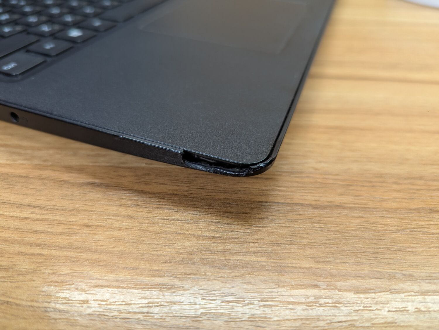 Ноутбук Б-клас Dell Latitude 3590 / 15.6" (1366x768) TN / Intel Celeron 3865U (2 ядра по 1.8 GHz) / 8 GB DDR4 / 240 GB SSD / Intel HD Graphics 610 / WebCam / HDMI / Windows 10 - Зображення 3