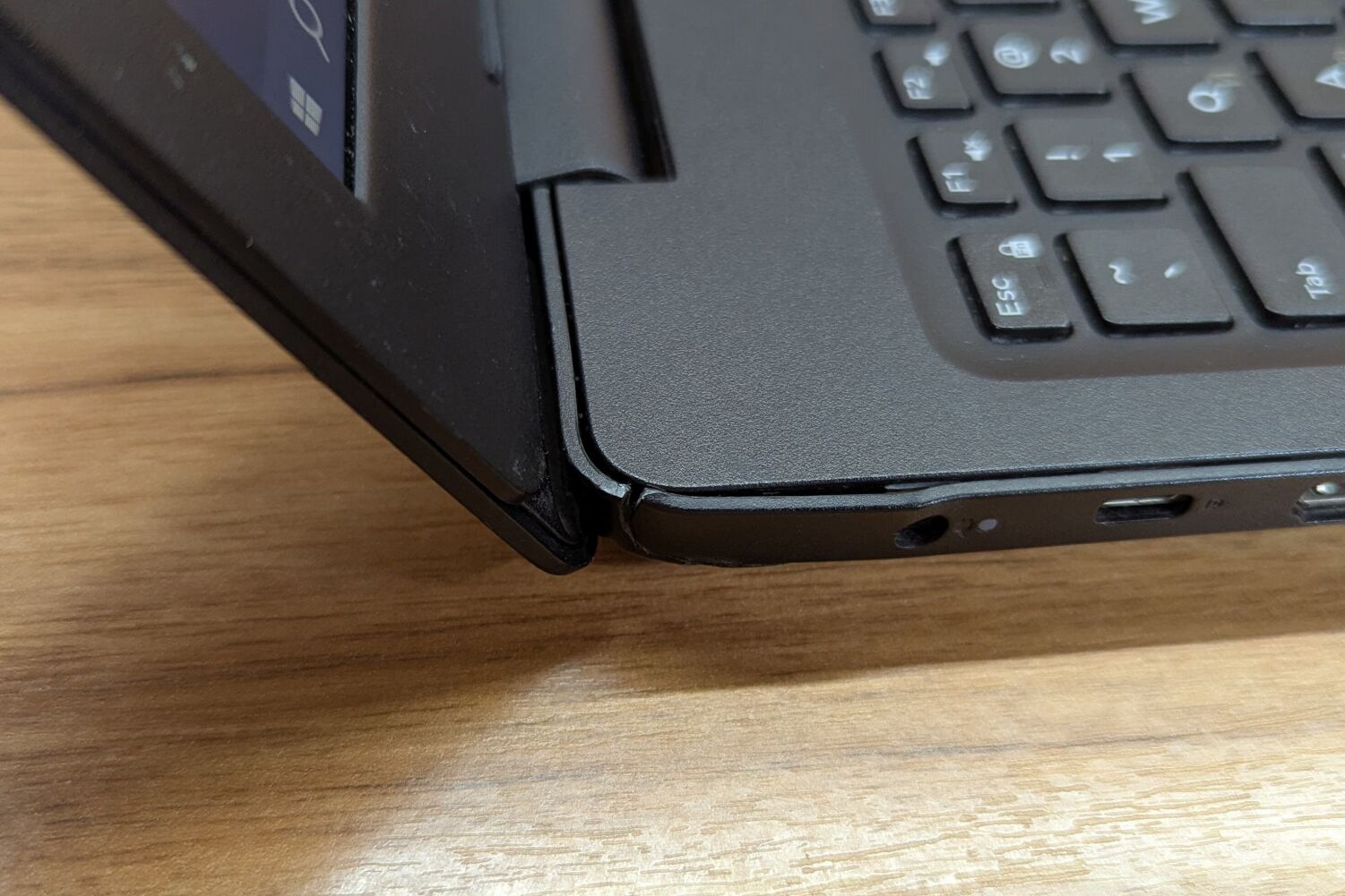 Ноутбук Б-клас Dell Latitude 3590 / 15.6" (1366x768) TN / Intel Celeron 3865U (2 ядра по 1.8 GHz) / 8 GB DDR4 / 240 GB SSD / Intel HD Graphics 610 / WebCam / Windows 10 - Зображення 3