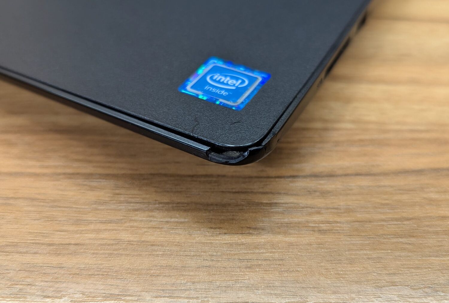 Ноутбук Б-клас Dell Latitude 3590 / 15.6" (1366x768) TN / Intel Celeron 3865U (2 ядра по 1.8 GHz) / 8 GB DDR4 / 240 GB SSD / Intel HD Graphics 610 / WebCam / Windows 10 - Зображення 4