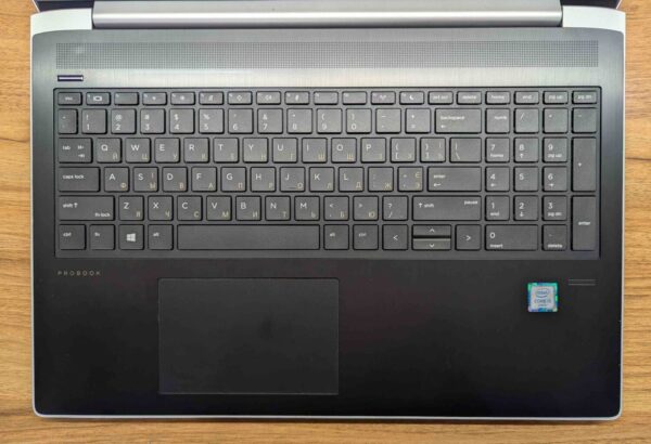 Ноутбук Б-клас HP ProBook 450 G5 / 15.6" (1920x1080) IPS / Intel Core i3-6006U (2 (4) ядра по 2.0 GHz) / 8 GB DDR4 / 256 GB SSD / Intel HD Graphics 520 / WebCam / Fingerprint / Windows 10 - Зображення 4