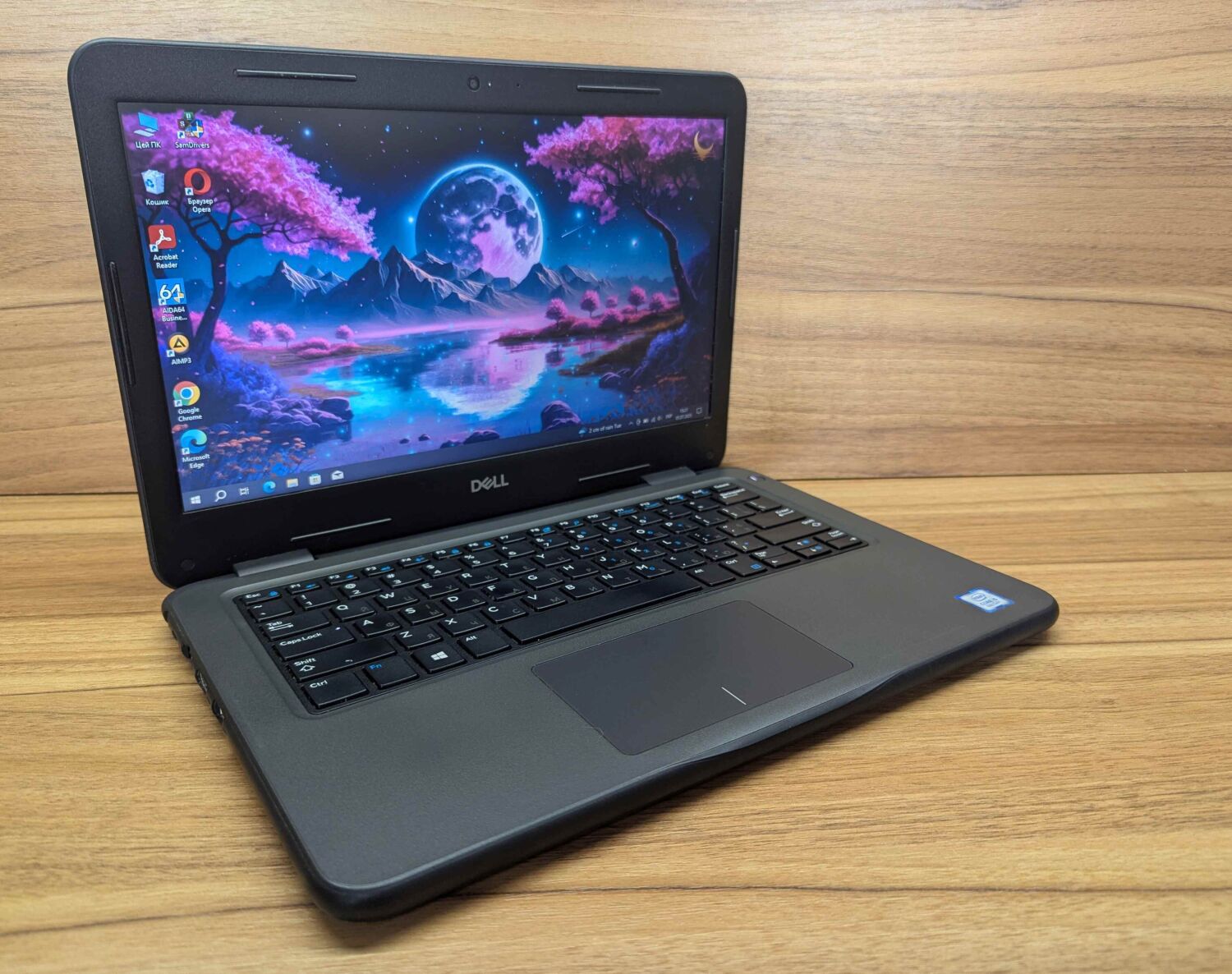 Ноутбук Dell Latitude 3300 / 13.3" (1366x768) TN / Intel Core i5-8250U (4 (8) ядра по 1.6 - 3.4 GHz) / 8 GB DDR4 / 240 GB SSD / Intel HD Graphics 620 / WebCam / Windows 10 - Зображення 4