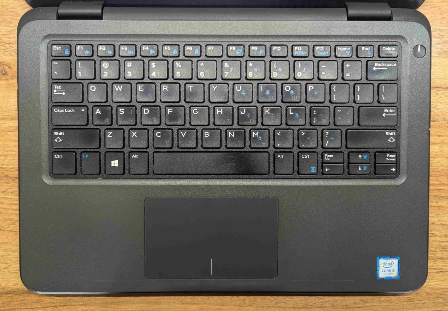 Ноутбук Dell Latitude 3300 / 13.3" (1366x768) TN / Intel Core i5-8250U (4 (8) ядра по 1.6 - 3.4 GHz) / 8 GB DDR4 / 240 GB SSD / Intel HD Graphics 620 / WebCam / Windows 10 - Зображення 3