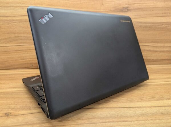 Ноутбук Lenovo ThinkPad Edge E540 / 15.6" (1366x768) TN / Intel Core i5-4200M (2 (4) ядра по 2.5 - 3.1 GHz) / 8 GB DDR3 / 240 GB SSD / Intel HD Graphics 4600 / WebCam / Fingerprint / Windows 10 - Зображення 6