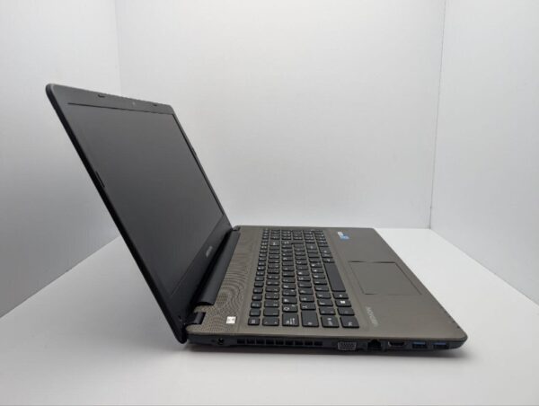 Ноутбук Medion Akoya E6422 / 15.6" (1366x768) TN / Intel Core i5-6200U (2 (4) ядра по 2.3 - 2.8 GHz) / 8 GB DDR3 / 120 GB SSD / Intel HD Graphics 520 / WebCam - Зображення 3