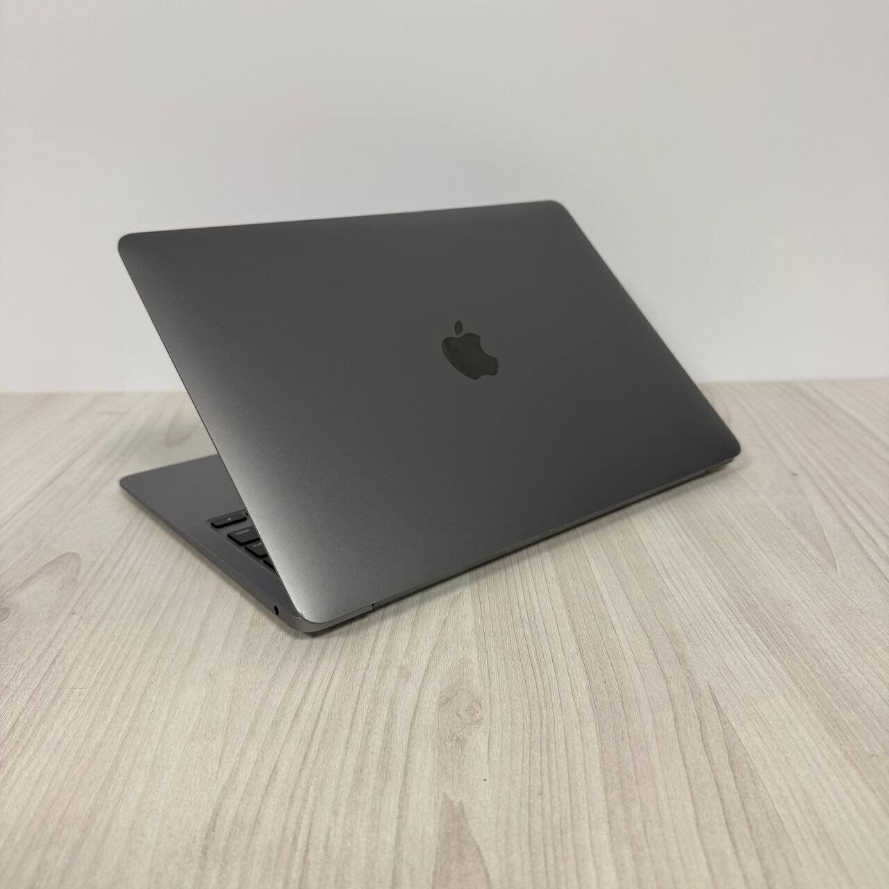 Ультрабук Б-клас Apple MacBook Air 13 2020 A2337 / 13.3" (2560x1600) IPS / Apple M1 (8 ядер по 2.1 - 3.2 GHz) / 16 GB DDR3 / 256 GB SSD / Apple M1 Graphics / WebCam / MacOS - Зображення 6