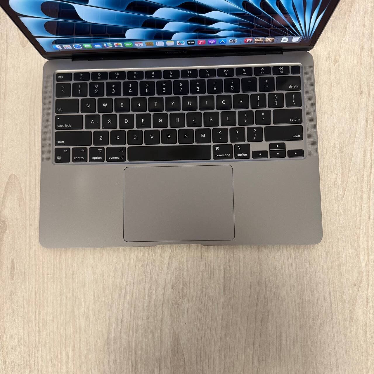 Ультрабук Б-клас Apple MacBook Air 13 2020 A2337 / 13.3" (2560x1600) IPS / Apple M1 (8 ядер по 2.1 - 3.2 GHz) / 16 GB DDR3 / 256 GB SSD / Apple M1 Graphics / WebCam / MacOS - Зображення 7