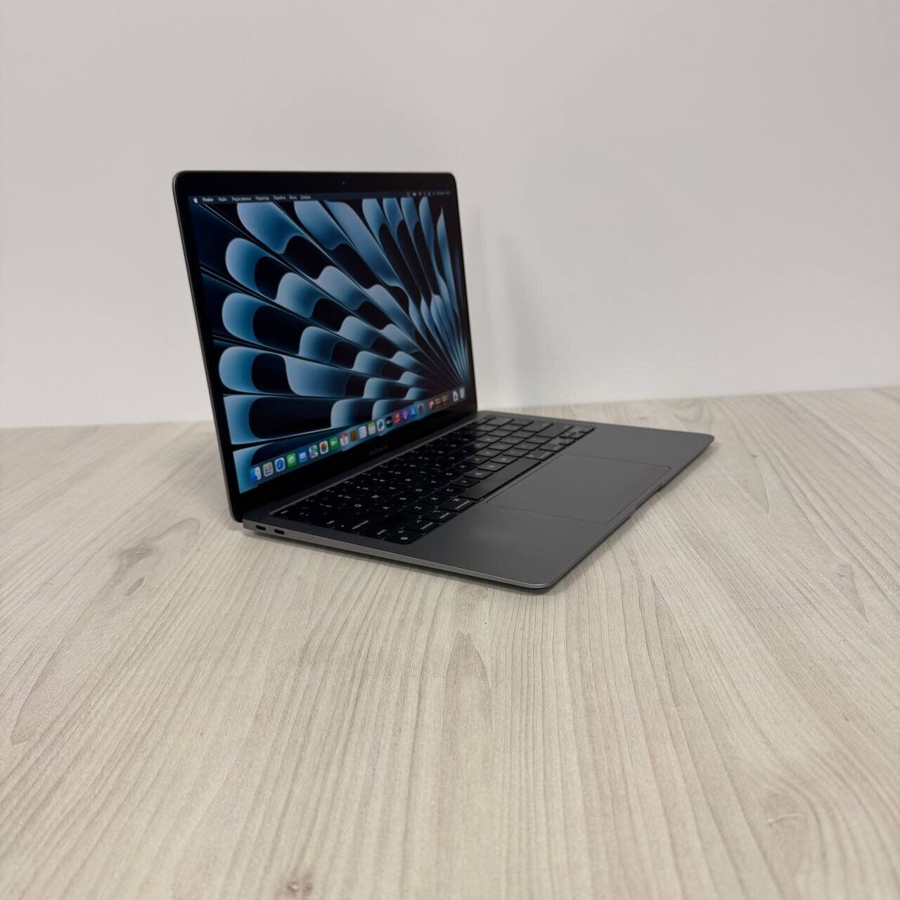 Ультрабук Б-клас Apple MacBook Air 13 2020 A2337 / 13.3" (2560x1600) IPS / Apple M1 (8 ядер по 2.1 - 3.2 GHz) / 16 GB DDR3 / 256 GB SSD / Apple M1 Graphics / WebCam / MacOS - Зображення 4