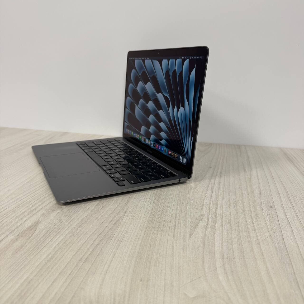 Ультрабук Б-клас Apple MacBook Air 13 2020 A2337 / 13.3" (2560x1600) IPS / Apple M1 (8 ядер по 2.1 - 3.2 GHz) / 16 GB DDR3 / 256 GB SSD / Apple M1 Graphics / WebCam / MacOS - Зображення 5