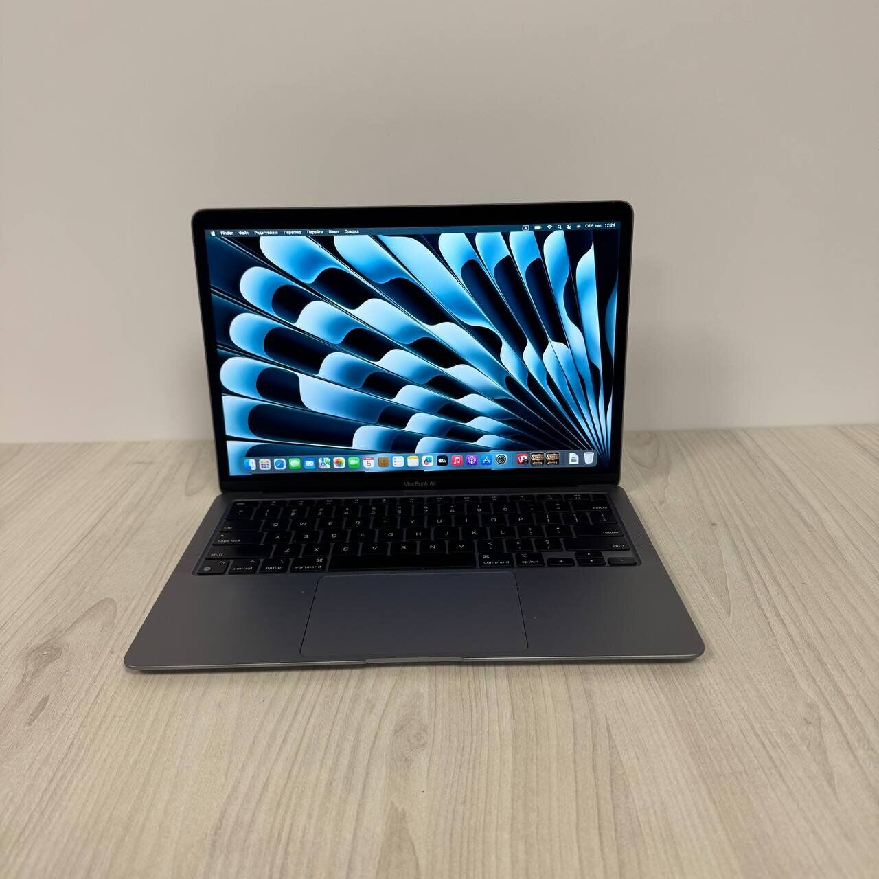 Ультрабук Б-клас Apple MacBook Air 13 2020 A2337 / 13.3" (2560x1600) IPS / Apple M1 (8 ядер по 2.1 - 3.2 GHz) / 16 GB DDR3 / 256 GB SSD / Apple M1 Graphics / WebCam / MacOS - Зображення 2