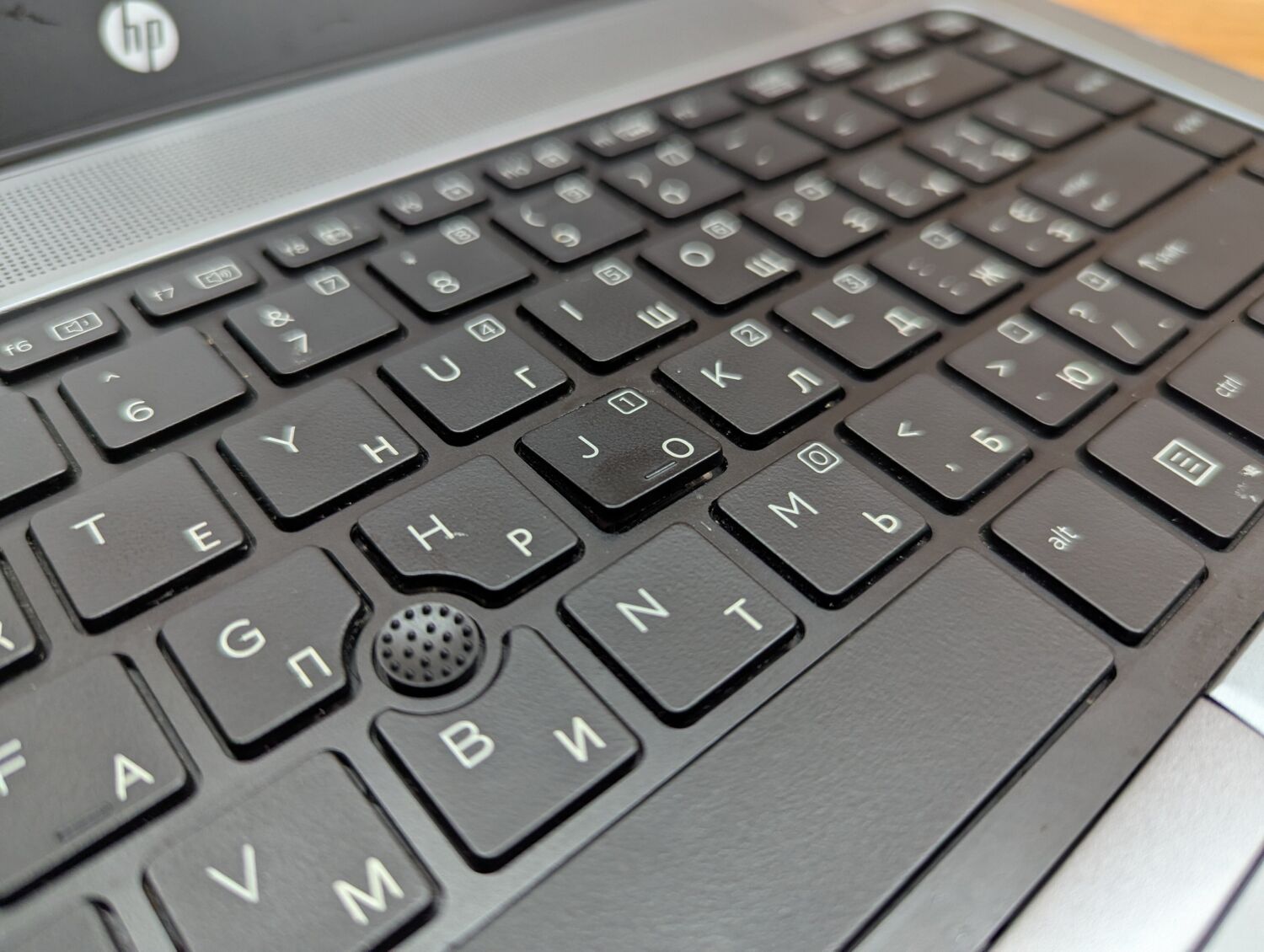 Ультрабук Б-клас HP EliteBook 840 G1 / 14" (1600x900) TN / Intel Core i5-4300U (2 (4) ядра по 1.9 - 2.9 GHz) / 8 GB DDR3 / 240 GB SSD / Intel HD Graphics 4400 / WebCam / Fingerprint / Windows 10 - Зображення 6