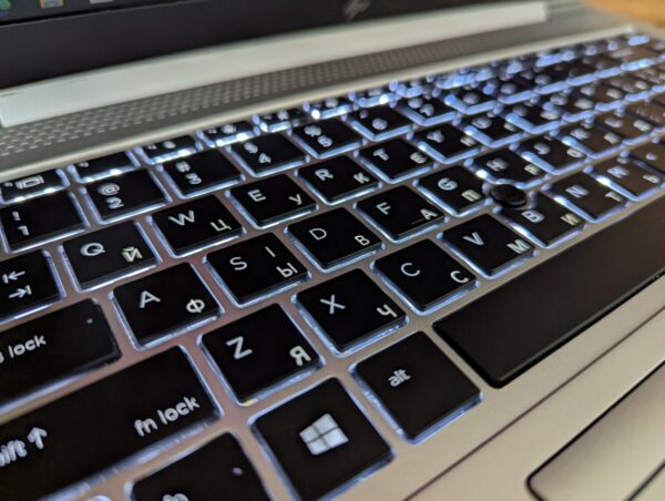 Ультрабук Б-клас HP EliteBook 840 G5 / 14" (1920x1080) IPS / Intel Core i5-7200U (2 (4) ядра по 2.5 - 3.1 GHz) / 8 GB DDR4 / 256 GB SSD / Intel UHD Graphics 620 / WebCam / Fingerprint / Windows 10 - Зображення 7