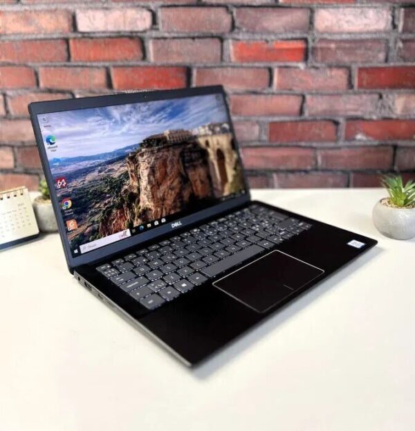Ультрабук Dell Latitude 3301 / 13.3" (1920x1080) IPS / Intel Core i3-8145U (2 (4) ядра по 2.1 - 3.9 GHz) / 4 GB DDR3 / 256 GB SSD / Intel UHD Graphics 620 / WebCam - Зображення 5
