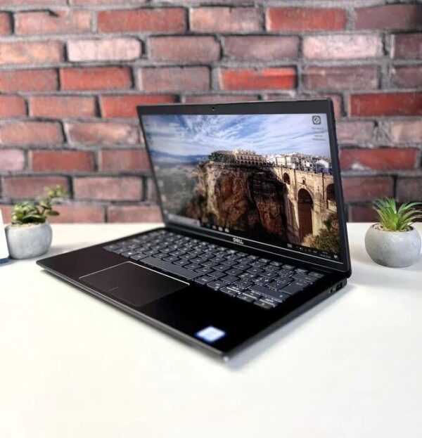 Ультрабук Dell Latitude 3301 / 13.3" (1920x1080) IPS / Intel Core i3-8145U (2 (4) ядра по 2.1 - 3.9 GHz) / 4 GB DDR3 / 256 GB SSD / Intel UHD Graphics 620 / WebCam - Зображення 2
