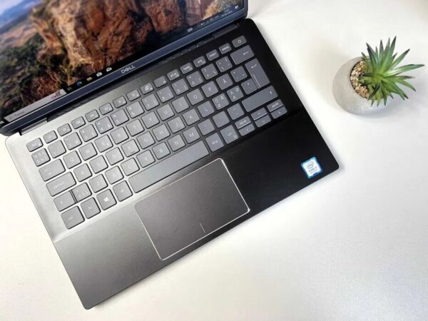 Ультрабук Dell Latitude 3301 / 13.3" (1920x1080) IPS / Intel Core i3-8145U (2 (4) ядра по 2.1 - 3.9 GHz) / 4 GB DDR3 / 256 GB SSD / Intel UHD Graphics 620 / WebCam - Зображення 3