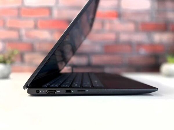 Ультрабук Dell Latitude 3301 / 13.3" (1920x1080) IPS / Intel Core i3-8145U (2 (4) ядра по 2.1 - 3.9 GHz) / 4 GB DDR3 / 256 GB SSD / Intel UHD Graphics 620 / WebCam - Зображення 7