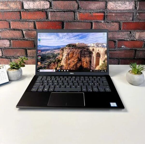 Ультрабук Dell Latitude 3301 / 13.3" (1920x1080) IPS / Intel Core i3-8145U (2 (4) ядра по 2.1 - 3.9 GHz) / 4 GB DDR3 / 256 GB SSD / Intel UHD Graphics 620 / WebCam - Зображення 4
