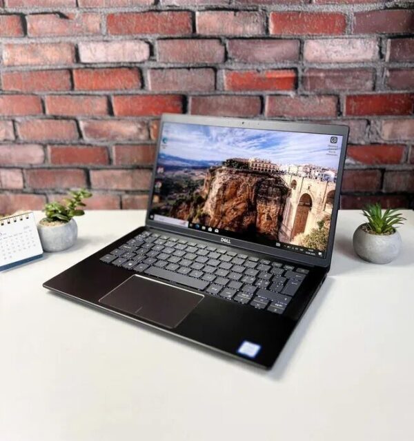 Ультрабук Dell Latitude 3301 / 13.3" (1920x1080) IPS / Intel Core i3-8145U (2 (4) ядра по 2.1 - 3.9 GHz) / 4 GB DDR3 / 256 GB SSD / Intel UHD Graphics 620 / WebCam - Зображення 8
